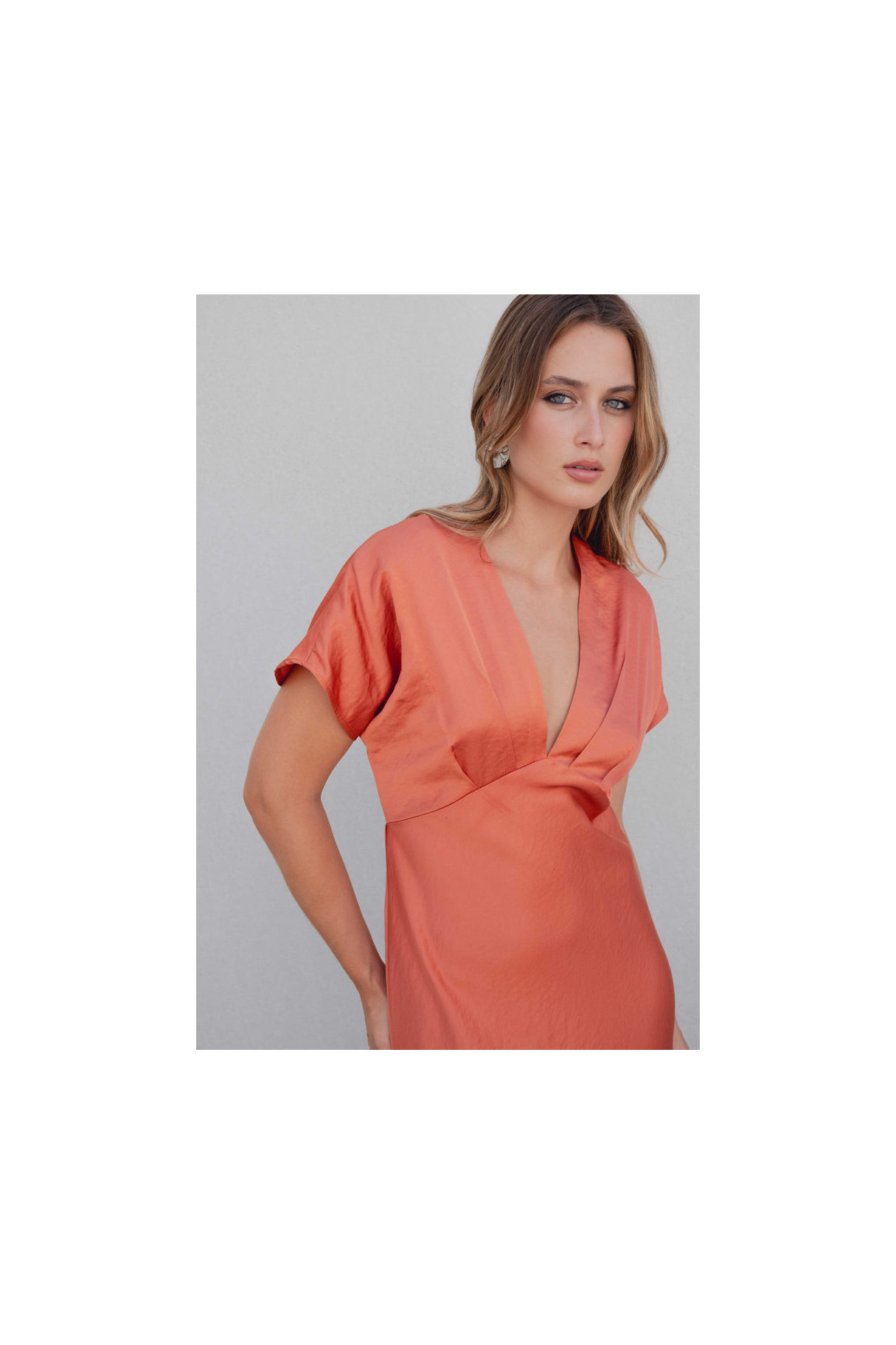 vestido satinado midi coral
