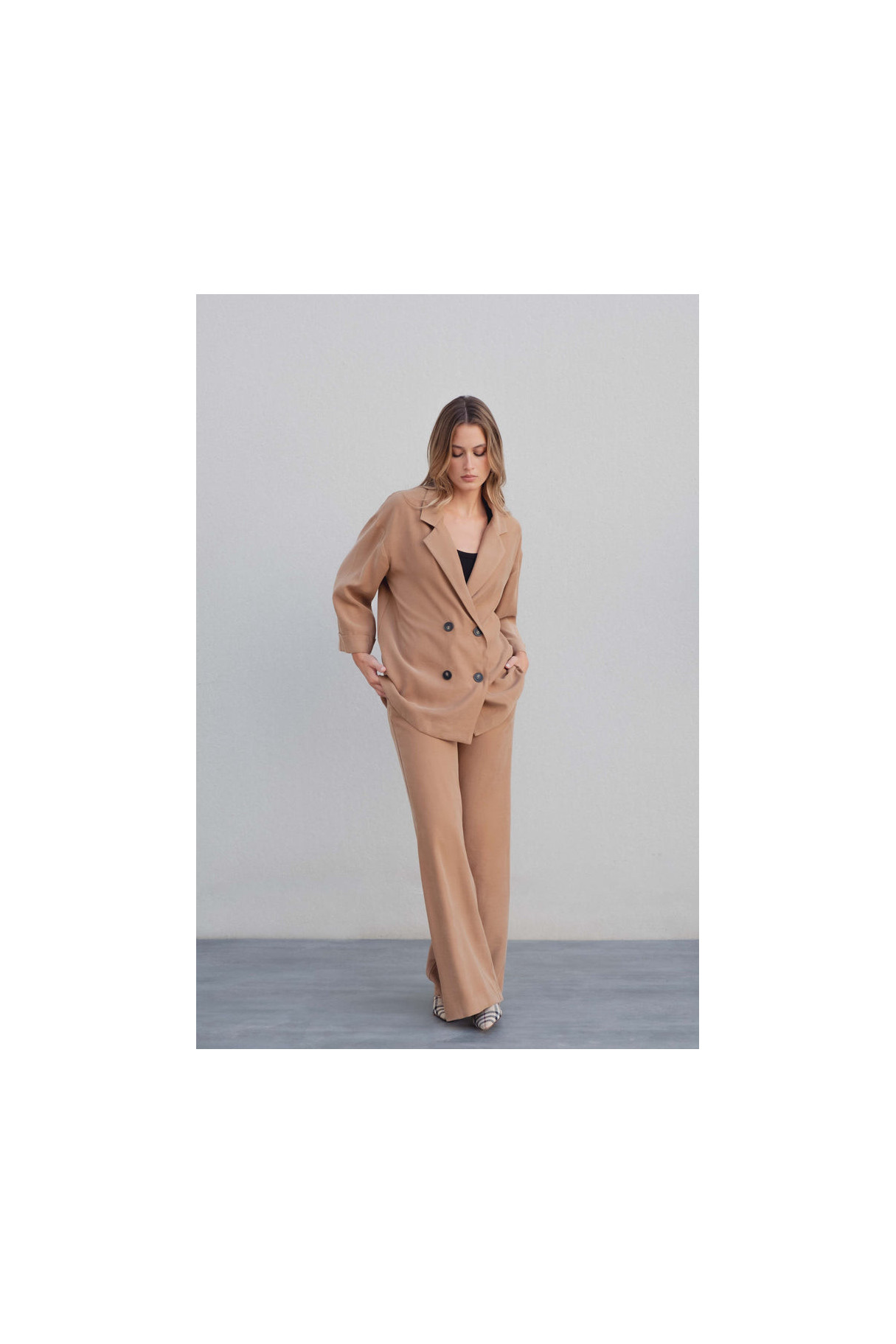 Pantalón recto fluido camel