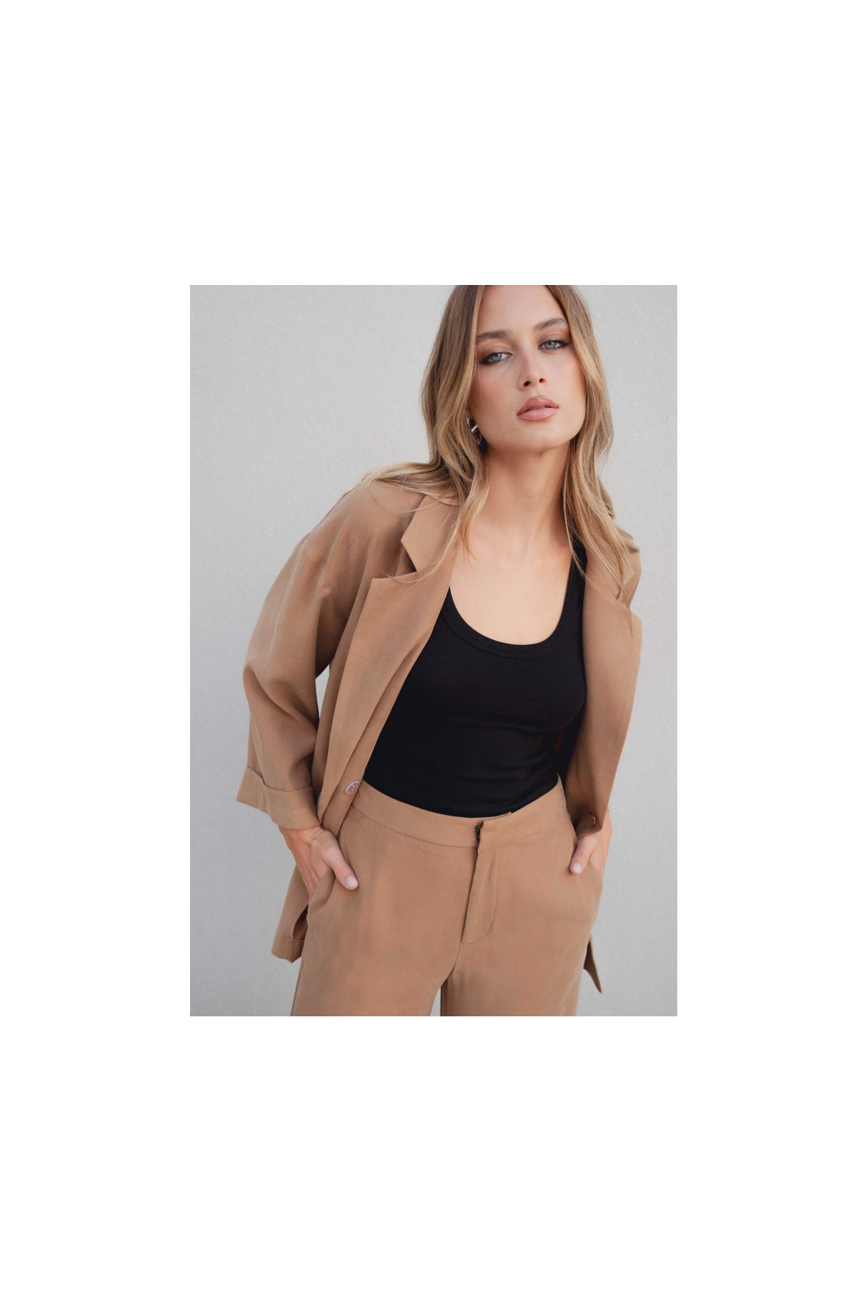 Pantalón recto fluido camel
