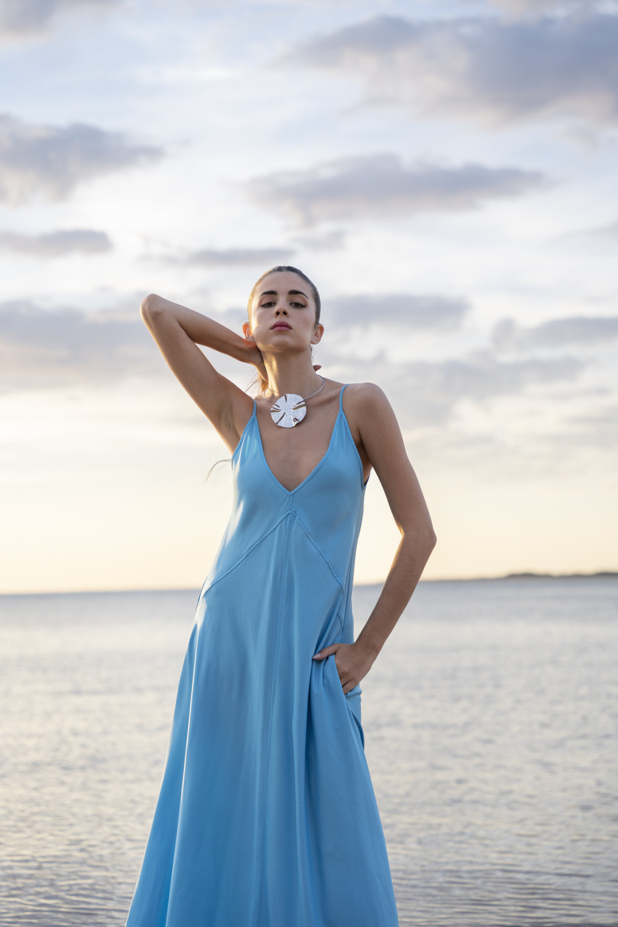 VESTIDO MIDI CON TIRANTES